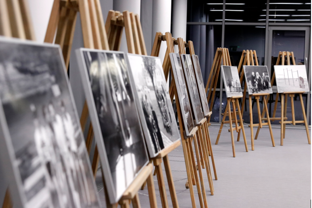 Uz koka molbertiem izstādītas melnbaltas fotogrāfijas