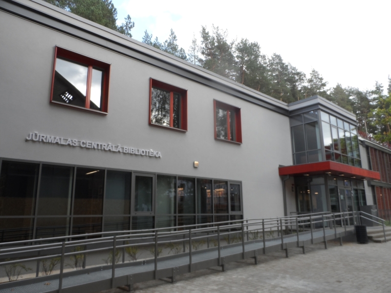 Divstāvīga ēka, pirmais stāvs un centrālā ieeja stiklota, bet otrajā stāvā trīs logi. Kreisajā pusē rampa un uz ēkas uzraksts "Jūrmalas Centrālā bibliotēka".