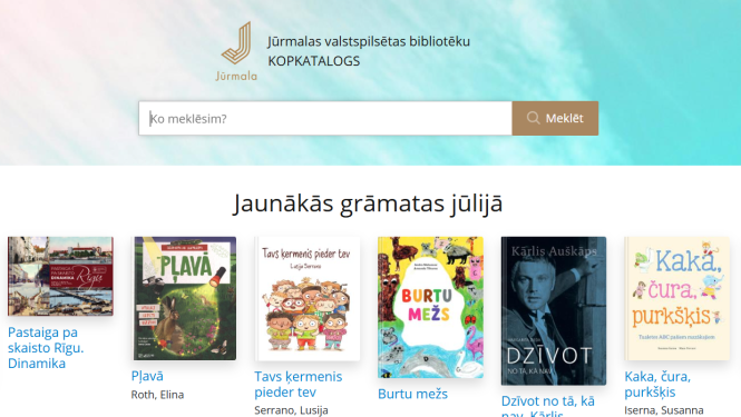 ūrmalas valstspilsētas bibliotēku kopkataloga ekrānuzņēmums. Augšpusē ir meklēšanas josla, bet zem tās sadaļa 'Jaunākās grāmatas jūlijā' ar sešu grāmatu vākiem: 'Pastaiga pa skaisto Rīgu', 'Pļavā', 'Tavs ķermenis pieder tev', 'Burtu mežs', 'Dzīvot no tā, kā nav' un 'Kaka, čura, purkšķis'.