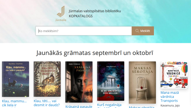 Jūrmalas valstspilsētas bibliotēku kopkataloga mājaslapas ekrānuzņēmums. Augšpusē redzams Jūrmalas logotips, nosaukums un meklēšanas lauks „Ko meklēsim?” ar pogu „Meklēt”. Zem tā atrodas sadaļa „Jaunākās grāmatas septembrī un oktobrī” ar sešu grāmatu vākiem un nosaukumiem: Sabīnes Bolmanes „Klau, mammu... cik liela ir pasaule?”, Sabīnes Bolmanes „Klau, tēti... vai desmit ir daudz?”, Ikara Piebalga „Krāsainā pasaule”, Birkas Rohelendes „Kurš nogalināja Oto Milleru?”, Leldes Kovaļovas „Maksas sērotāja” un Jaj