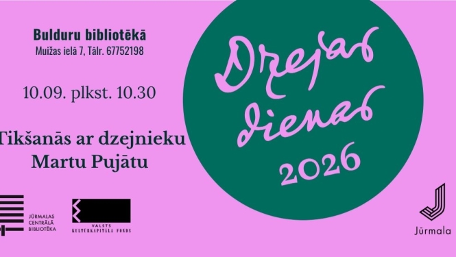 Plakāts rozā un tumši zaļos toņos. Labajā pusē lielā zaļā aplī ir uzraksts „Dzejas dienas 2026”. Kreisajā pusē augšā norādīta norises vieta „Bulduru bibliotēkā, Muižas ielā 7, Tālr. 67752198”, zem kuras seko laiks „10.09. plkst. 10.30” un pasākuma nosaukums „Tikšanās ar dzejnieku Martu Pujātu”. Apakšdaļā ievietoti Jūrmalas Centrālās bibliotēkas, Valsts kultūrkapitāla fonda un Jūrmalas pilsētas logotipi