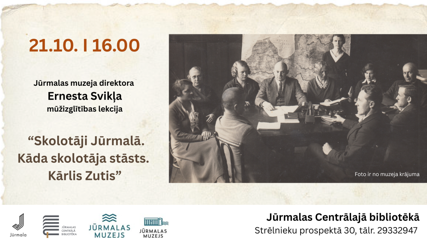 Pasākuma plakāts ar vēsturisku melnbaltu fotogrāfiju no muzeja krājuma, kurā redzama skolotāju sanāksme pie galda ar Latvijas karti fonā. Teksts: 21.10. plkst. 16.00 Jūrmalas muzeja direktora Ernesta Svikļa mūžizglītības lekcija “Skolotāji Jūrmalā. Kāda skolotāja stāsts. Kārlis Zutits”. Norises vieta: Jūrmalas Centrālajā bibliotēkā, Strēlnieku prospektā 30 (tālr. 29332947). Apakšā Jūrmalas pilsētas, Jūrmalas Centrālās bibliotēkas un Jūrmalas muzeja logotipi