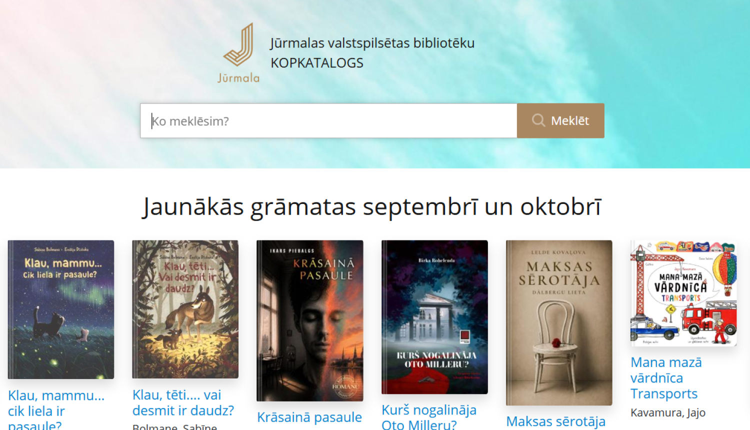 Jūrmalas valstspilsētas bibliotēku kopkataloga mājaslapas ekrānuzņēmums. Augšpusē redzams Jūrmalas logotips, nosaukums un meklēšanas lauks „Ko meklēsim?” ar pogu „Meklēt”. Zem tā atrodas sadaļa „Jaunākās grāmatas septembrī un oktobrī” ar sešu grāmatu vākiem un nosaukumiem: Sabīnes Bolmanes „Klau, mammu... cik liela ir pasaule?”, Sabīnes Bolmanes „Klau, tēti... vai desmit ir daudz?”, Ikara Piebalga „Krāsainā pasaule”, Birkas Rohelendes „Kurš nogalināja Oto Milleru?”, Leldes Kovaļovas „Maksas sērotāja” un Jaj